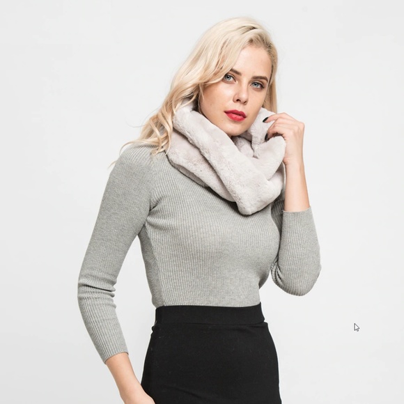 SOLD! Amazing Soft Faux Fur Infinity Scarf NWT! - Picture 7 of 7